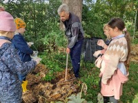 Raeküla Vanakooli keskuse huvikooli loodusring sügisetuleku ootel. Foto: Urmas Saard / Külauudised