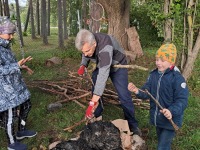 Raeküla Vanakooli keskuse huvikooli loodusring sügisetuleku ootel. Foto: Urmas Saard / Külauudised