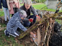 Raeküla Vanakooli keskuse huvikooli loodusring sügisetuleku ootel. Foto: Urmas Saard / Külauudised