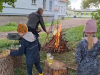 Raeküla Vanakooli keskuse huvikooli loodusring sügisetuleku ootel. Foto: Urmas Saard / Külauudised