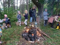 Raeküla Vanakooli keskuse huvikooli loodusring sügisetuleku ootel. Foto: Ave Teeääre