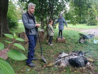 Raeküla Vanakooli keskuse huvikooli loodusring sügisetuleku ootel. Foto: Ave Teeääre
