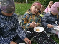 Raeküla Vanakooli keskuse huvikooli loodusring sügisetuleku ootel. Foto: Ave Teeääre