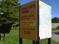 Rahva tants XXIX Viljandi pärimusmuusika festivali laupäeva hommikul Viljandi rannas. Foto: Urmas Saard / Külauudised