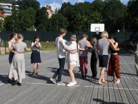 Rahva tants XXIX Viljandi pärimusmuusika festivali laupäeva hommikul Viljandi rannas. Foto: Urmas Saard / Külauudised