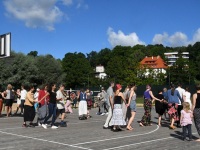 Rahva tants XXIX Viljandi pärimusmuusika festivali laupäeva hommikul Viljandi rannas. Foto: Urmas Saard / Külauudised