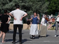 Rahva tants XXIX Viljandi pärimusmuusika festivali laupäeva hommikul Viljandi rannas. Foto: Urmas Saard / Külauudised