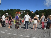 Rahva tants XXIX Viljandi pärimusmuusika festivali laupäeva hommikul Viljandi rannas. Foto: Urmas Saard / Külauudised