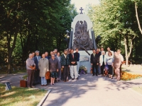 ESHL asutajad Pärnu Garnisoni kalmistul. Foto Eesti Sõjahaudade Hoolde Liidu arhiivist
