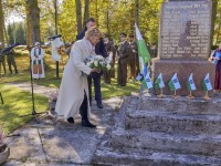 Põhja-Pärnumaa valla Volikogu esinaine Ülle Vapper lilli asetamas. Foto: Andrus Peetson