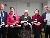 Jõgeva vallavolikogu esimees Aivar Kokk, abivallavanem Terje Rudissaar, Sadala Külade Seltsi juhatuse esimees Pille Tutt, abivallavanem Aive Tamm ja vallavanem Tiit Lääne riidepuudega. Foto: Marge Tasur