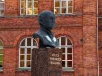 Julius Friedrich Seljamaa monument Sindi gümnaasiumi esisel. Foto: Urmas Saard / Külauudised
