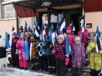 Sindi lasteaed Eesti Vabariigi 105. aastapäeva tähistamas. Foto: Urmas Saard / Külauudised