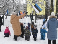 Sindi lasteaed Eesti Vabariigi 105. aastapäeva tähistamas. Foto: Urmas Saard / Külauudised