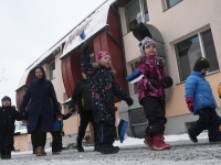 Sindi lasteaed Eesti Vabariigi 105. aastapäeva tähistamas. Foto: Urmas Saard / Külauudised
