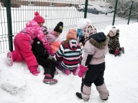 Sindi lasteaed Eesti Vabariigi 105. aastapäeva tähistamas. Foto: Urmas Saard / Külauudised