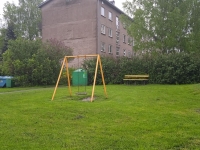 Suvistepühadel on kombeks kiikuda. Kiik Jõgeval Puiestee ja Pargi tänava vahelisel haljasalal. Foto: Jaan Lukas