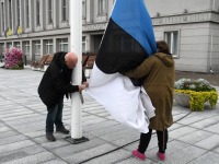 Taasiseseisvusepäeva hommikul Iseseisvuse väljakul. Foto: Urmas Saard / Külauudised