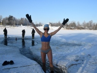 Talvisel energiliste elamuste perepä Sindi ujulas. Foto: Urmas Saard / Külauudised