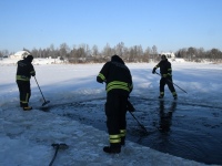Talvisel energiliste elamuste perepä Sindi ujulas. Foto: Urmas Saard / Külauudised