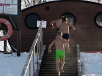 Talvisel energiliste elamuste perepä Sindi ujulas. Foto: Urmas Saard / Külauudised