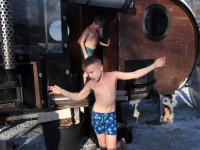 Talvisel energiliste elamuste perepä Sindi ujulas. Foto: Urmas Saard / Külauudised