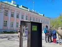 Tänavust talgukevadet jääb meenutama raamatujagamise kapp Kadrioru lossi ees Foto: Urmas Saard / Külauudised 