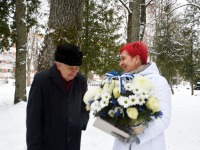 Kalju Tamm ja Pipi-Liis Siemann, Tartu rahu 101. aastapäeva mälestushetk Türi kesklinna kalmistul. Foto: Urmas Saard / Külauudised