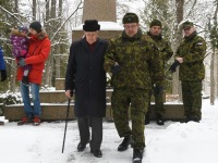 Kalju Tamm ja Urmas Piigert, Tartu rahu 101. aastapäeva mälestushetk Türi kesklinna kalmistul. Foto: Urmas Saard / Külauudised
