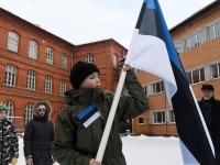 Sindi gümnaasiumi 4a klassi kodutütar Maribel Pikker. Tartu rahu 102. aastapäeva tähistamine Sindis. Foto: Urmas Saard / Külauudised