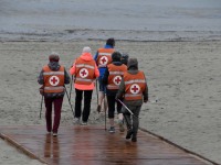 Tervislikult kõndijad Pärnu rannaliival. Foto: Urmas Saard / Külauudised