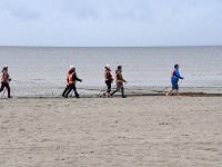 Tervislikult kõndijad Pärnu rannaliival. Foto: Urmas Saard / Külauudised