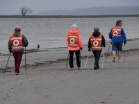Tervislikult kõndijad Pärnu rannaliival. Foto: Urmas Saard / Külauudised