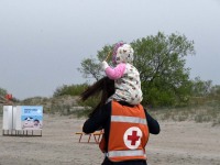 Tervislikult kõndijad Pärnu rannaliival. Foto: Urmas Saard / Külauudised