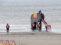 Tervislikult kõndijad Pärnu rannaliival. Foto: Urmas Saard / Külauudised