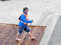 Tervislikult kõndijad Pärnu rannaliival. Foto: Urmas Saard / Külauudised