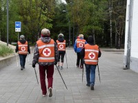 Tervislikult kõndijad Pärnu rannaliival. Foto: Urmas Saard / Külauudised