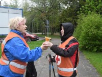 Tervislikult kõndijad Pärnu rannaliival. Foto: Urmas Saard / Külauudised