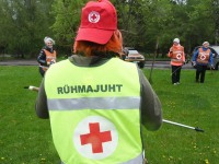 Tervislikult kõndijad Pärnu rannaliival. Foto: Urmas Saard / Külauudised