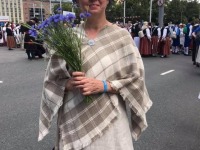 Siret Heinaste ja koor Tallinnas laulupeorongkäigu eel. Foto: Türi Koor