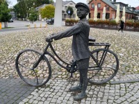 2021. aasta Vaba Rahva Laulu linn Rakvere, mille keskväljakut kaunistab Arvo Pärdile pühendatud skulptuurigrupp "Noormees jalgrattal muusikat kuulamas". Foto: Urmas Saard / Külauudised