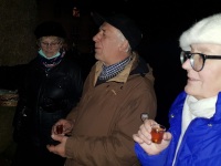 Aime Kärner, Arvo Järvet, Tiina Sõber – kõigil käes tervitusjook Ingveriga. Foto  Jaan: Lusikas