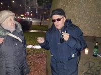 Milvi Eamets, Aldo Kals tervitusjoogiga, kõrval selgelt näha põlev küünal, Ingverijook ning kõige olulisem – raamat „Kaks Elu“. Foto  Jaan: Lusikas