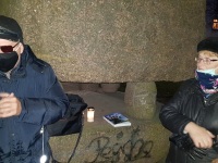 Aldo Kals, Aime Kärne. Keskel näha mälestusmärgil põlev küünal ja raamat Kaks Elu. Foto  Jaan: Lusikas