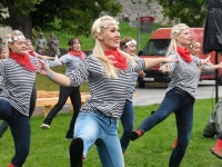 049 Vaba Rahva Laul Haapsalu Piiskopilinnuse õuel. Foto: Urmas Saard / Külauudised