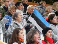 070 Vaba Rahva Laul Haapsalu Piiskopilinnuse õuel. Foto: Urmas Saard / Külauudised