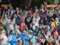 073 Vaba Rahva Laul Haapsalu Piiskopilinnuse õuel. Foto: Urmas Saard / Külauudised