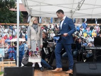 079 Vaba Rahva Laul Haapsalu Piiskopilinnuse õuel. Foto: Urmas Saard / Külauudised