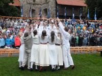 081 Vaba Rahva Laul Haapsalu Piiskopilinnuse õuel. Foto: Urmas Saard / Külauudised