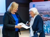 Justiitsminister Maris Lauri annab Vabaduse Tammepärja aumärgi üle MTÜ Konstantin Pätsi Muuseumi auliikmele Elle Leesile. Foto: Arno Mikkor